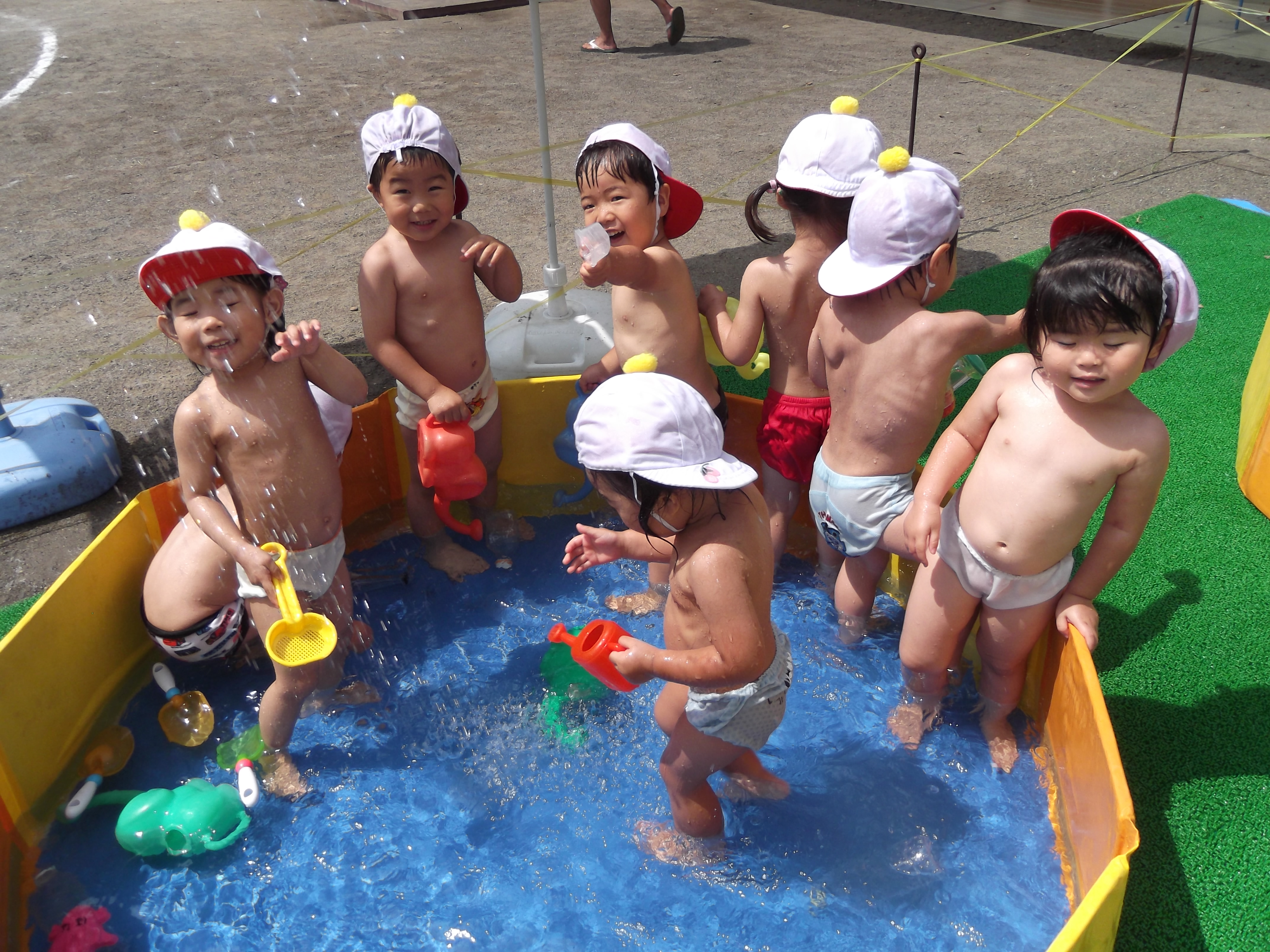 幼児組ボディーペインティング プール開き 育暎保育園 あそびの広場
